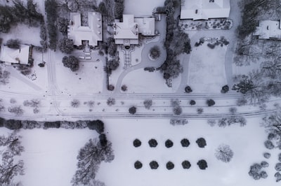 建筑物附近雪域的航空摄影